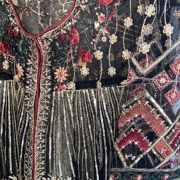 Beautiful Pakistani 2 Piece Suit - Picture 5 of 8